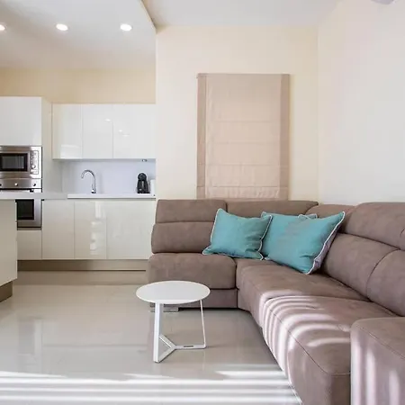Apartment Modern Two Bedroom Penthouse! *