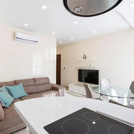 Apartment Modern Two Bedroom Penthouse! *