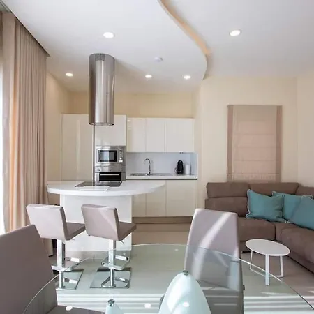 Modern Two Bedroom Penthouse! Διαμέρισμα