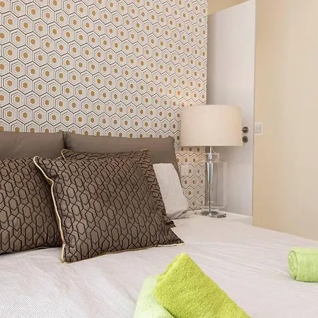Modern Two Bedroom Penthouse! Διαμέρισμα *