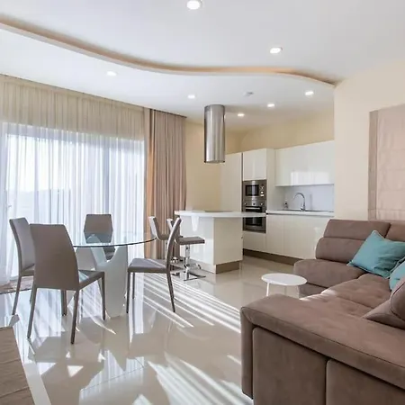 Διαμέρισμα Modern Two Bedroom Penthouse!