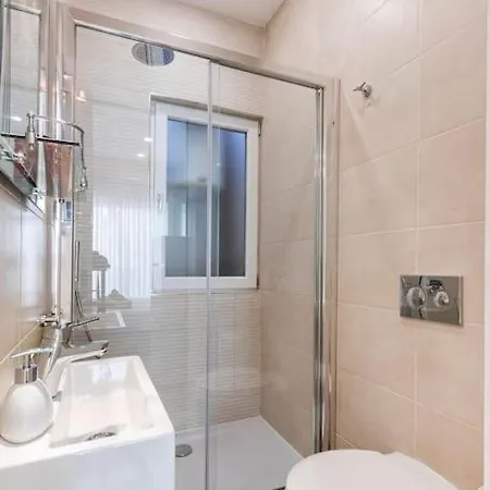 Modern Two Bedroom Penthouse! Διαμέρισμα