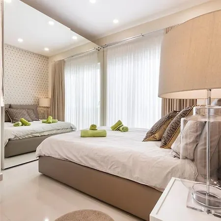 Διαμέρισμα Modern Two Bedroom Penthouse! *