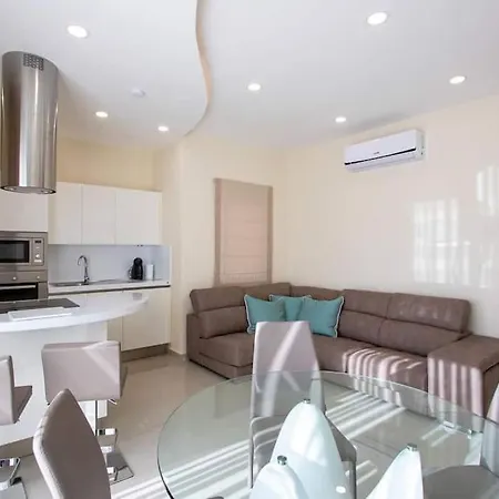 Modern Two Bedroom Penthouse! Διαμέρισμα *