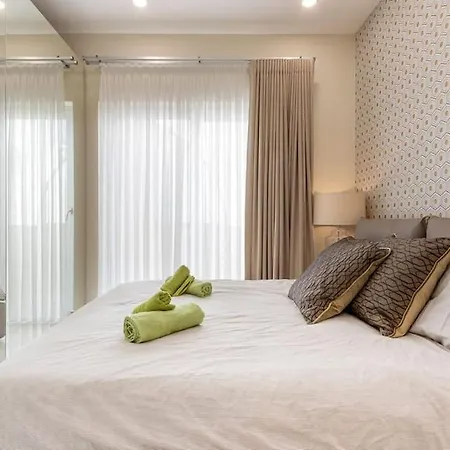 Modern Two Bedroom Penthouse! Διαμέρισμα *